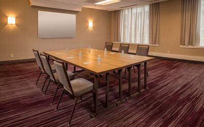 Professional meeting room at Sonesta Select Arlington Rosslyn.