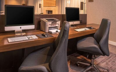 Business center with computers, printer and ergonomic chairs at Sonesta Select Arlington Rosslyn.