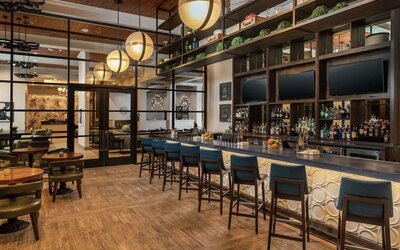 Cocktail bar at Hilton Garden Inn Memphis Downtown.