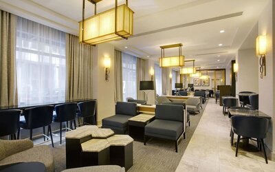 Cocktail bar with ample seats perfect for coworking at New York Hilton Midtown.