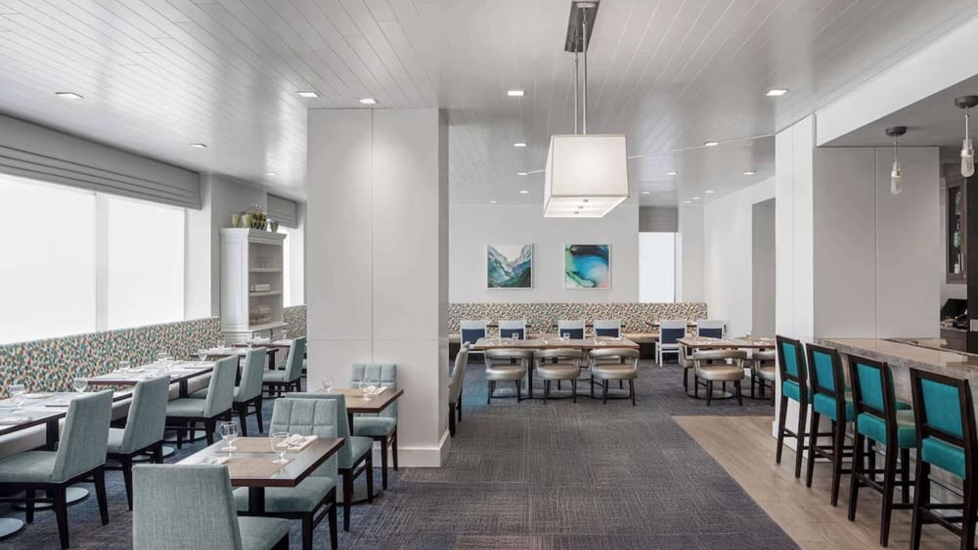 Dining area perfect for coworking at Hilton Garden Inn NYC Financial Center/Manhattan Downtown.
