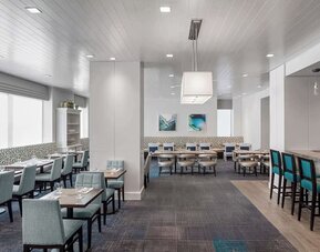 Dining area perfect for coworking at Hilton Garden Inn NYC Financial Center/Manhattan Downtown.
