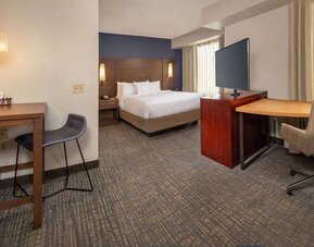 Day use room with work desk and workspace at Sonesta ES Suites Baltimore BWI Airport.