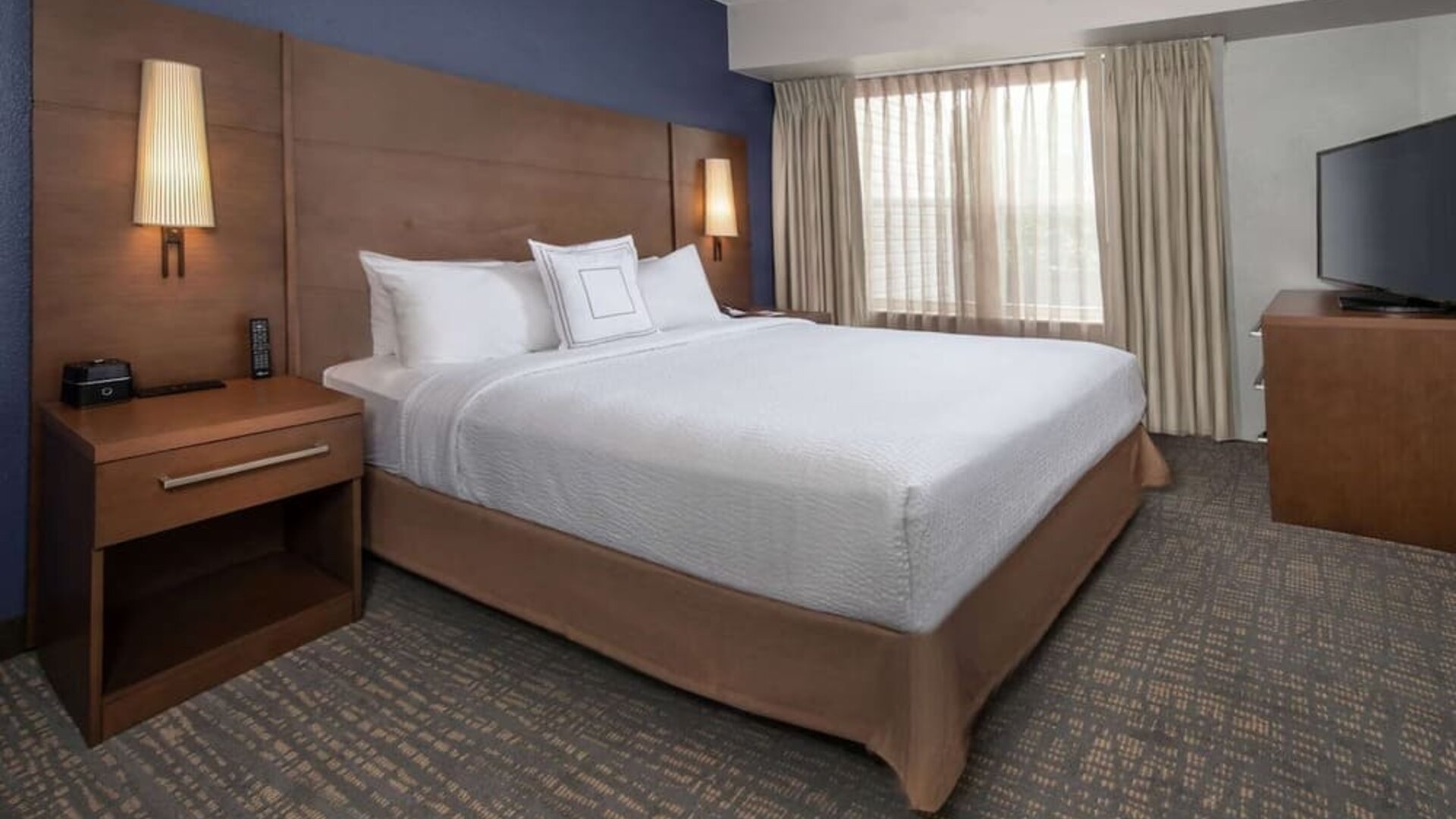 King bed at Sonesta ES Suites Baltimore BWI Airport.