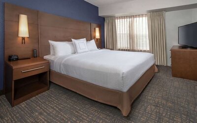 King bed at Sonesta ES Suites Baltimore BWI Airport.