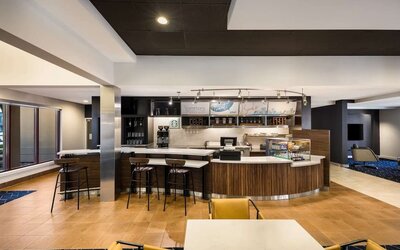 Dining area at Sonesta Select San Jose Airport.