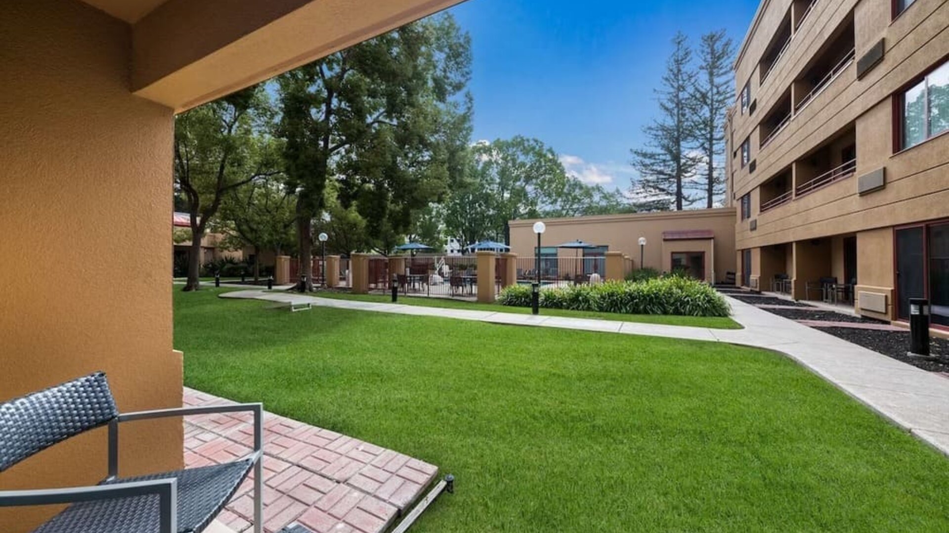 Patio at Sonesta Select San Jose Airport.