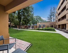 Patio at Sonesta Select San Jose Airport.
