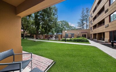 Patio at Sonesta Select San Jose Airport.