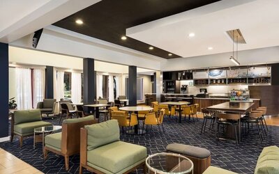 On-site restaurant with lounge seating at Sonesta Select San Jose Airport.