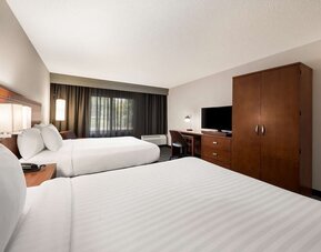 Day use twin room with work desk, TV screen and private bathroom at Sonesta Select San Jose Airport.