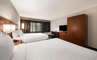 Day use twin room with work desk, TV screen and private bathroom at Sonesta Select San Jose Airport.