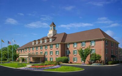 Hotel exterior and parking area at Sonesta Select Boston Lowell Chelmsford.