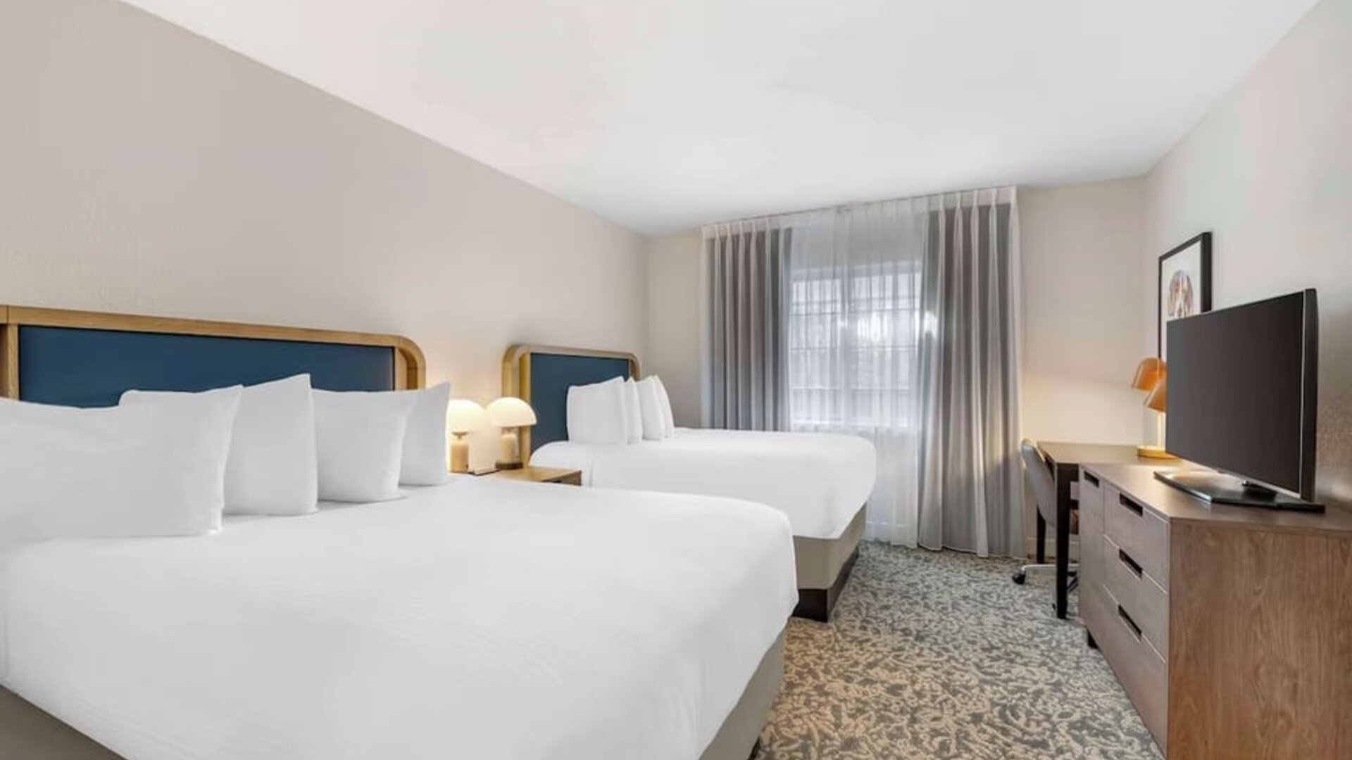 Day use twin room with work desk at Sonesta ES Suites Dulles Airport.