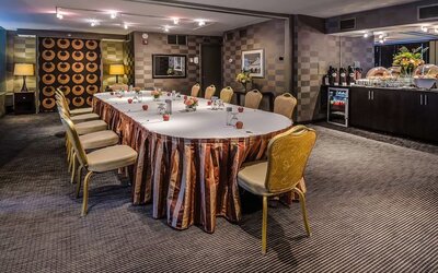 Spacious meeting room at Beacon Hotel.