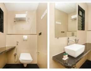 Guest bathroom with shower at THE BEST HOTEL MUMBAI.