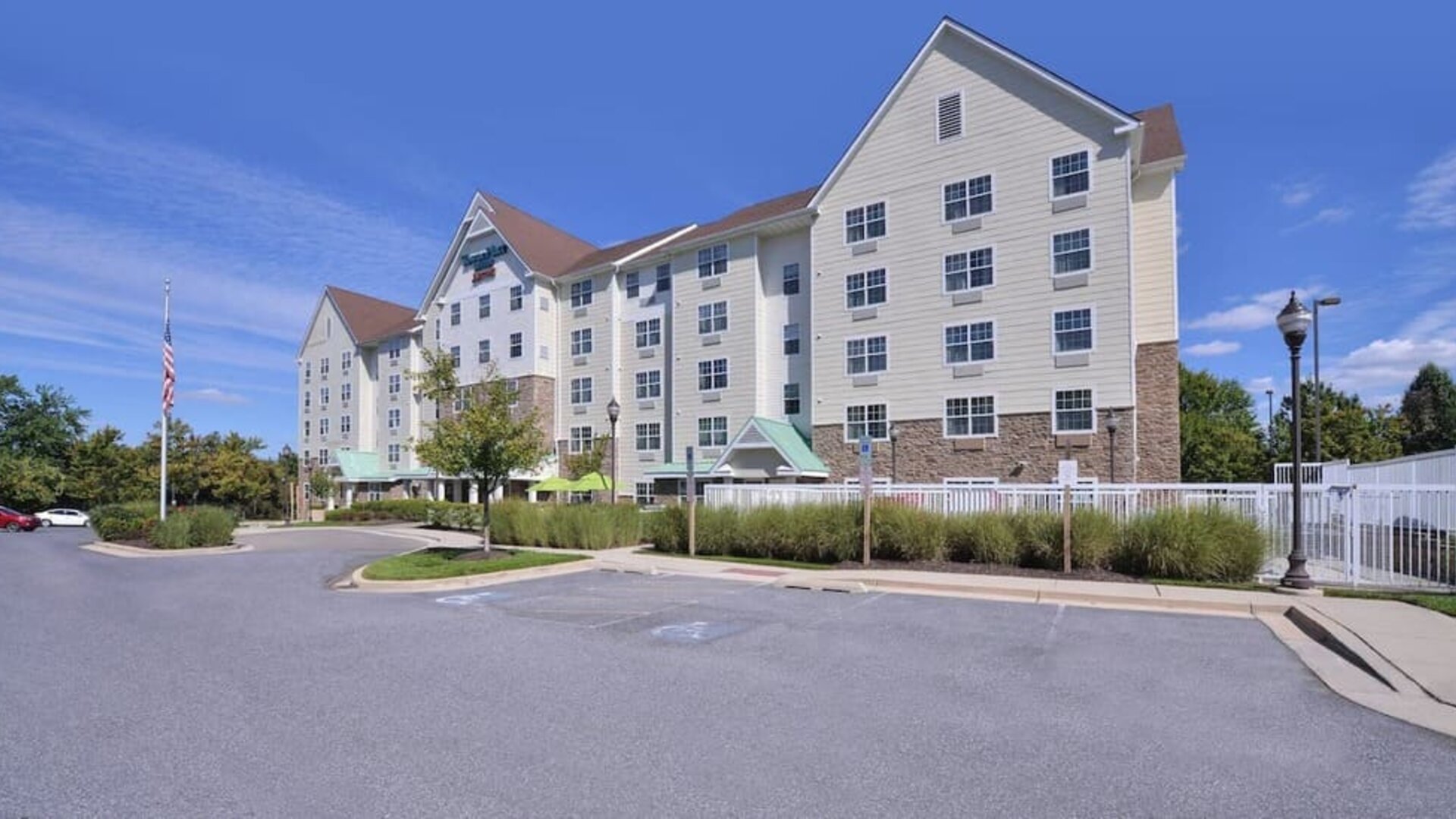 Hotel exterior and parking at Towneplace Suites By Marriott Arundel Mills.