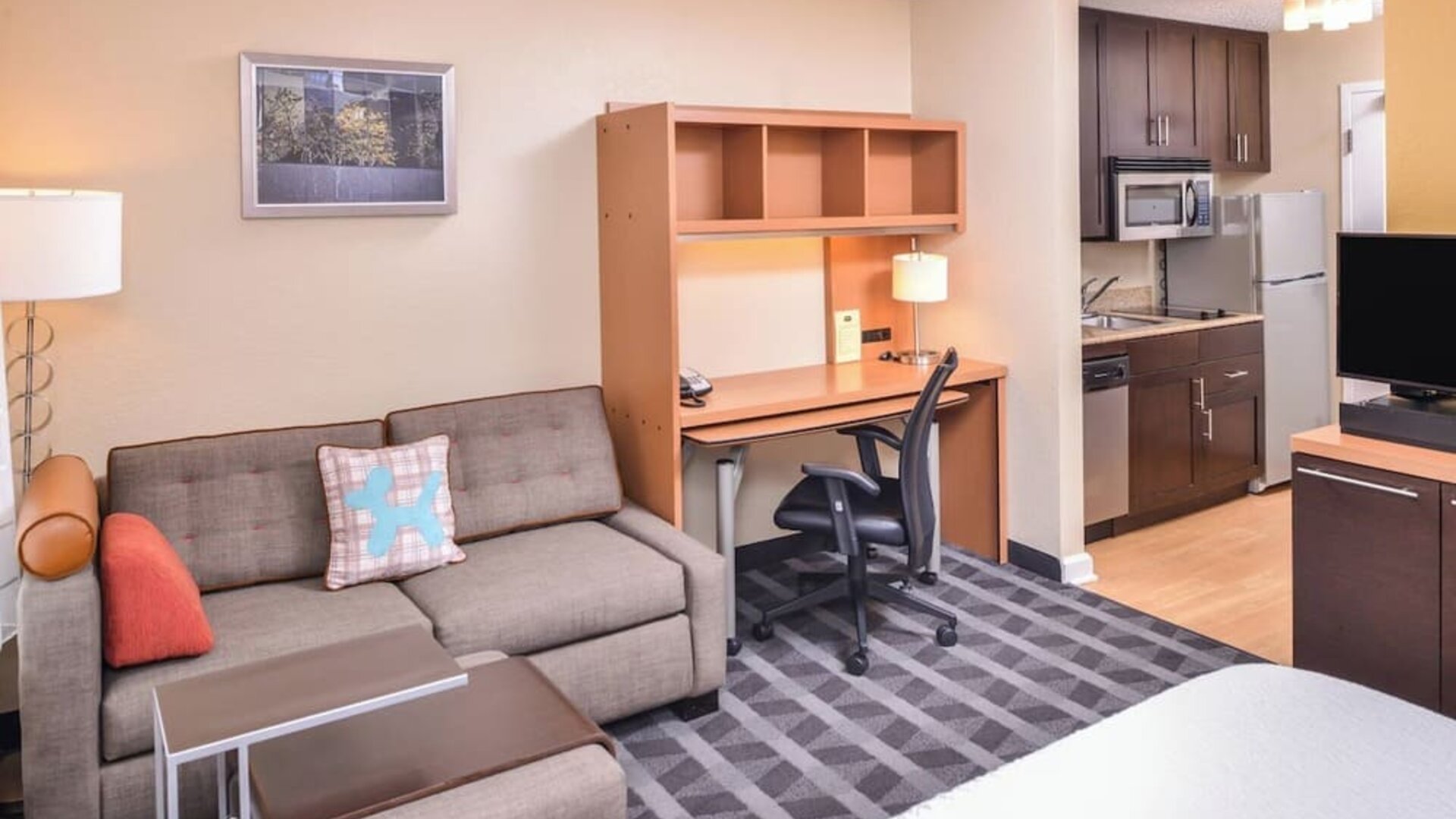King room with lounge at Towneplace Suites By Marriott Arundel Mills.