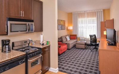 Day room with kitchen at Towneplace Suites By Marriott Arundel Mills.