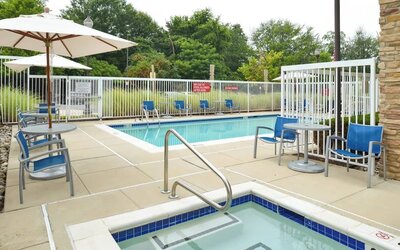 Hot tub and pool at Towneplace Suites By Marriott Arundel Mills.
