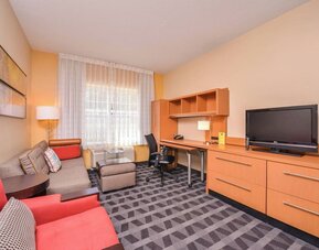 Lounge area and TV at Towneplace Suites By Marriott Arundel Mills.