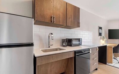 In-room kitchen with fridge, sink and microwave at Sonesta Simply Suites Baltimore BWI Airport. 
