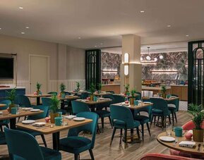 Dining area at Sonesta Miami Airport.