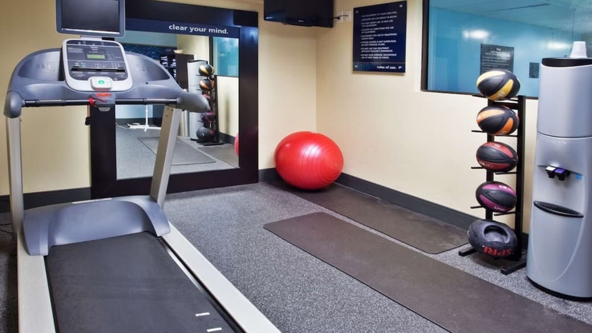 Fitness center at Hampton Inn Columbus-East.