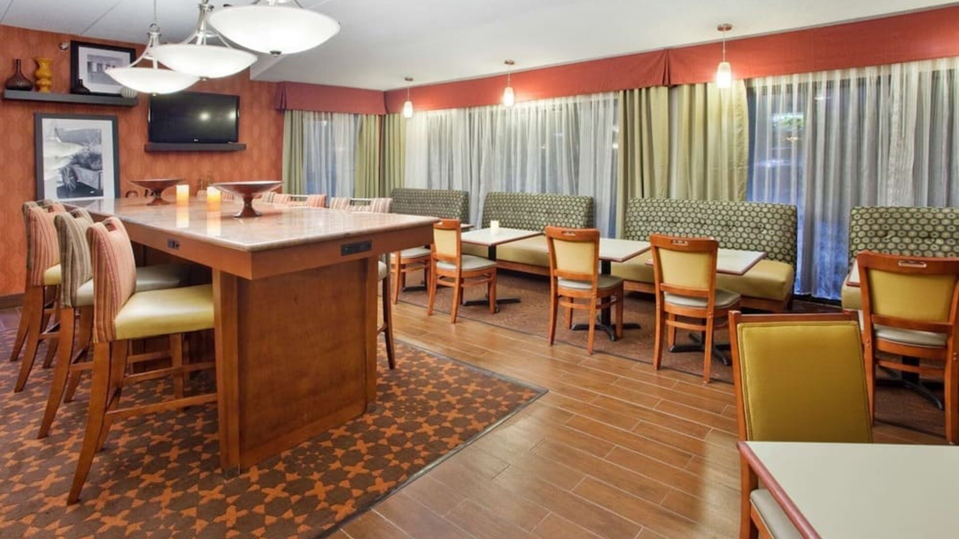 Dining area with comfortable seating, perfect for coworking at Hampton Inn Columbus-East.