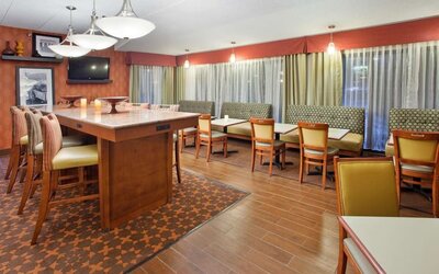 Dining area with comfortable seating, perfect for coworking at Hampton Inn Columbus-East.