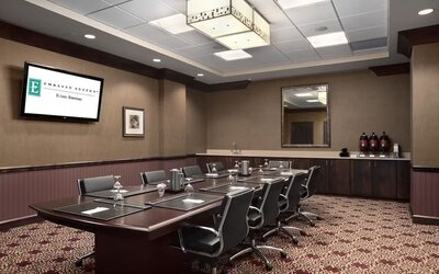 Meeting room at Embassy Suites By Hilton St. Louis Downtown.