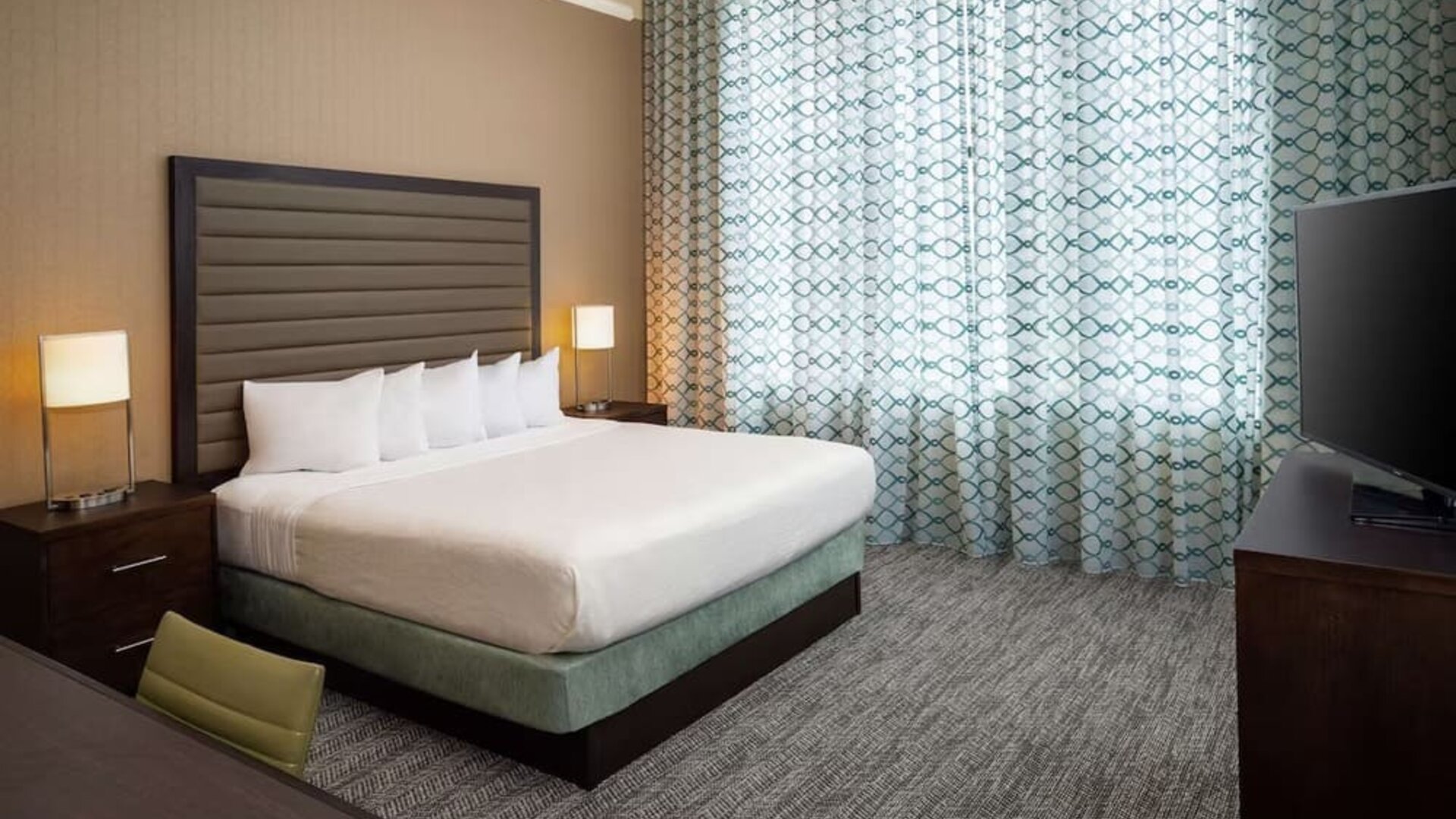 Day use room with natural light at Embassy Suites By Hilton St. Louis Downtown.