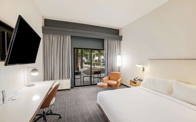 Day use room with work desk at Sonesta Select Phoenix Chandler.
