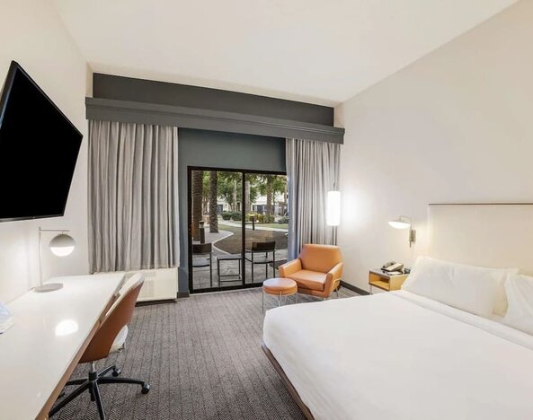 Day use room with work desk at Sonesta Select Phoenix Chandler.
