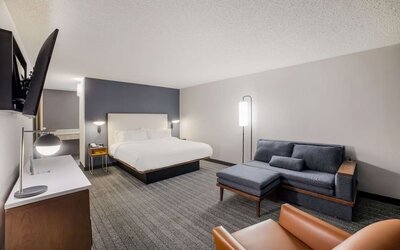 Day use room with sofa at Sonesta Select Phoenix Chandler.