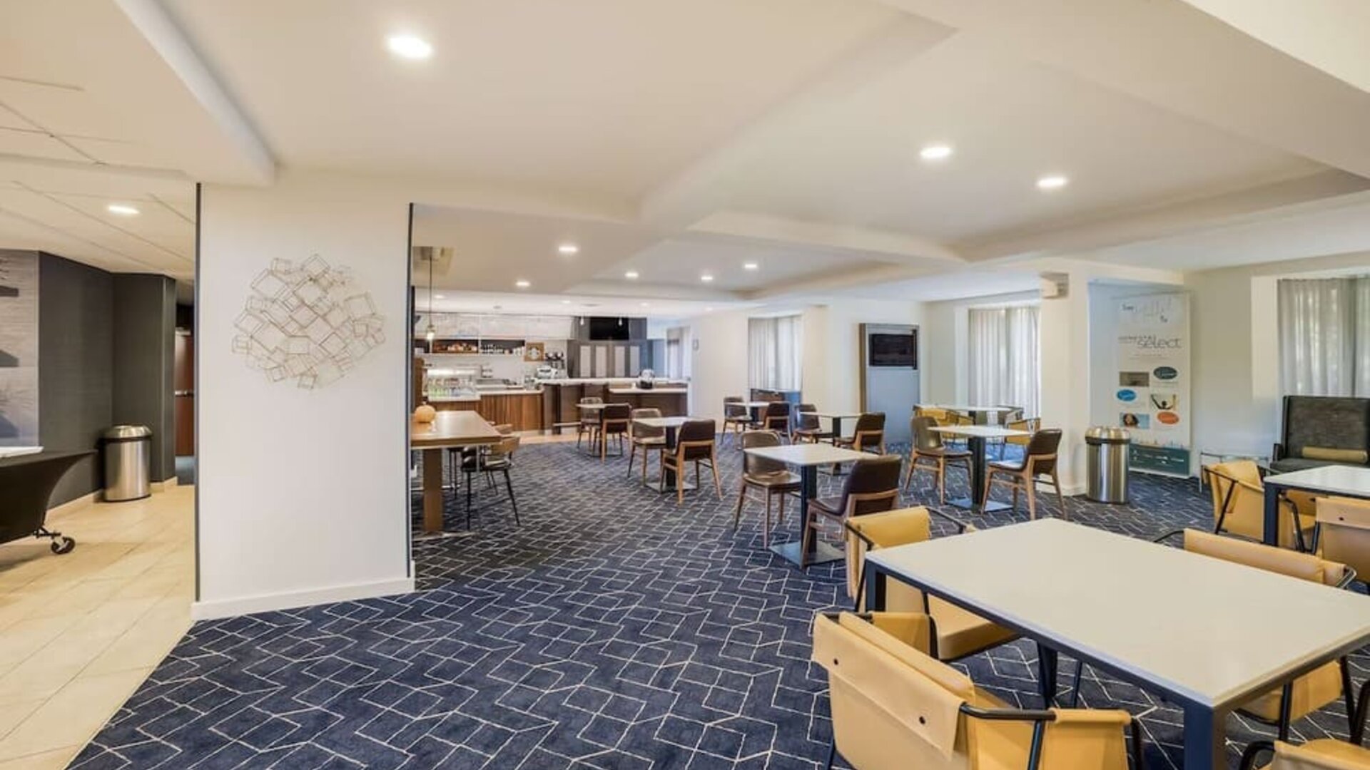 Dining area perfect for coworking at Sonesta Select Phoenix Chandler.