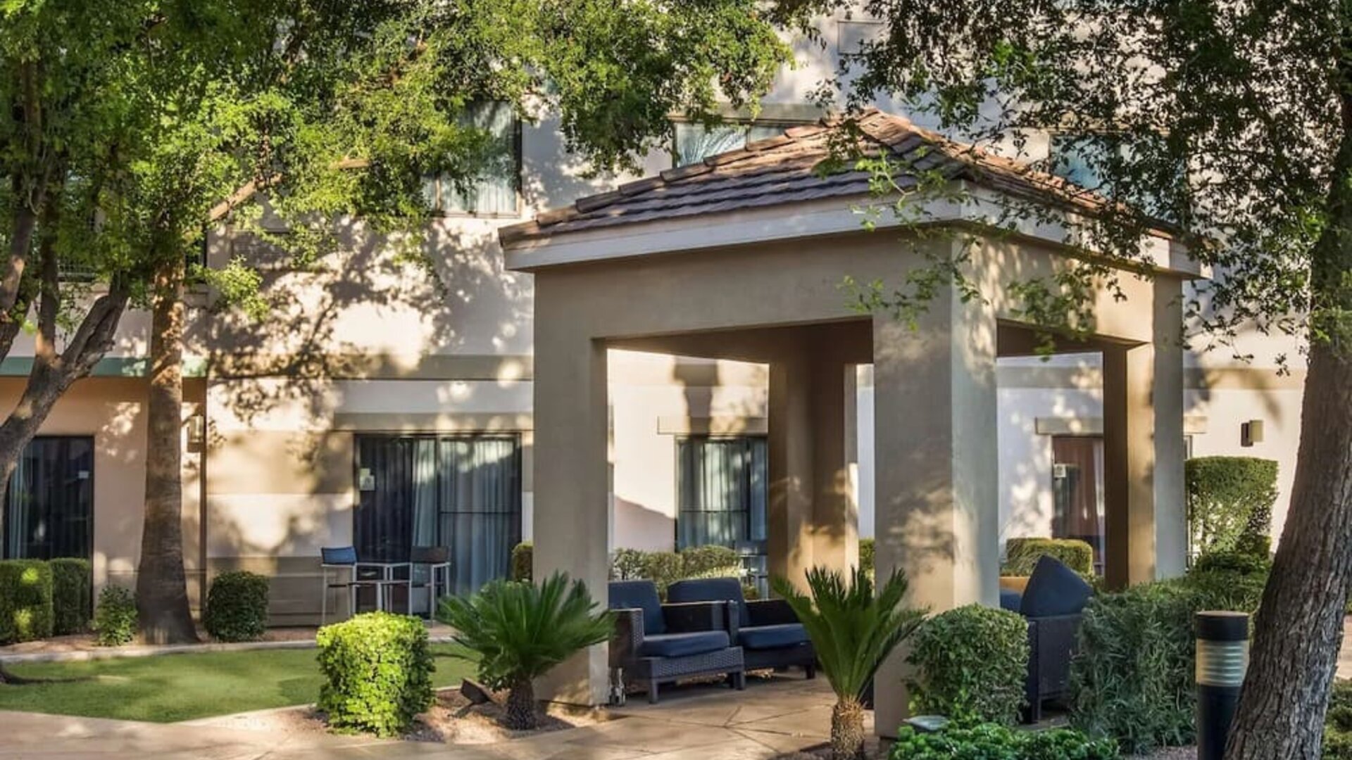 Relaxing outdoor atmosphere ideal for coworking at Sonesta Select Phoenix Chandler.