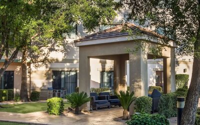 Relaxing outdoor atmosphere ideal for coworking at Sonesta Select Phoenix Chandler.