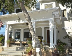 Patio with comfortable seats at Arroyo Vista Inn.