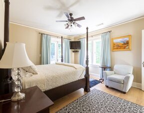 Day use room with natural light at Arroyo Vista Inn.