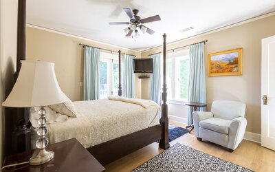 Day use room with natural light at Arroyo Vista Inn.