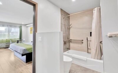 Private guest bathroom with shower at Exclusivo Inn & Suites. 