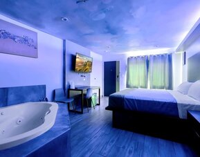 Day use room with TV at Exclusivo Inn & Suites. 