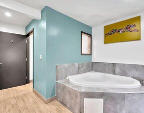 Hot tub at Exclusivo Inn & Suites. 