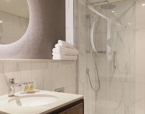 Guest bathroom at DoubleTree By Hilton London Elstree.