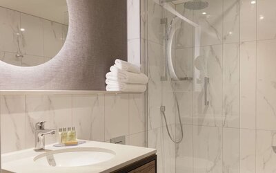 Guest bathroom at DoubleTree By Hilton London Elstree.