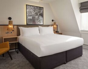 King room with natural light at DoubleTree By Hilton London Elstree.