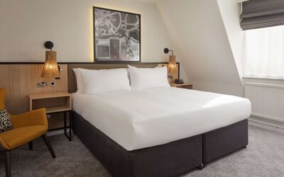 King room with natural light at DoubleTree By Hilton London Elstree.