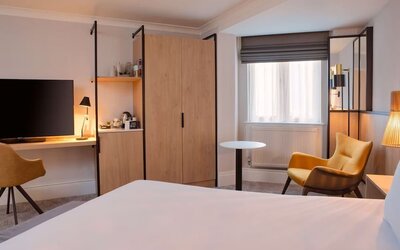 King room with natural light at DoubleTree By Hilton London Elstree.