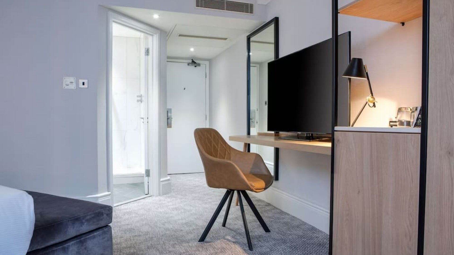 King room with natural light at DoubleTree By Hilton London Elstree.